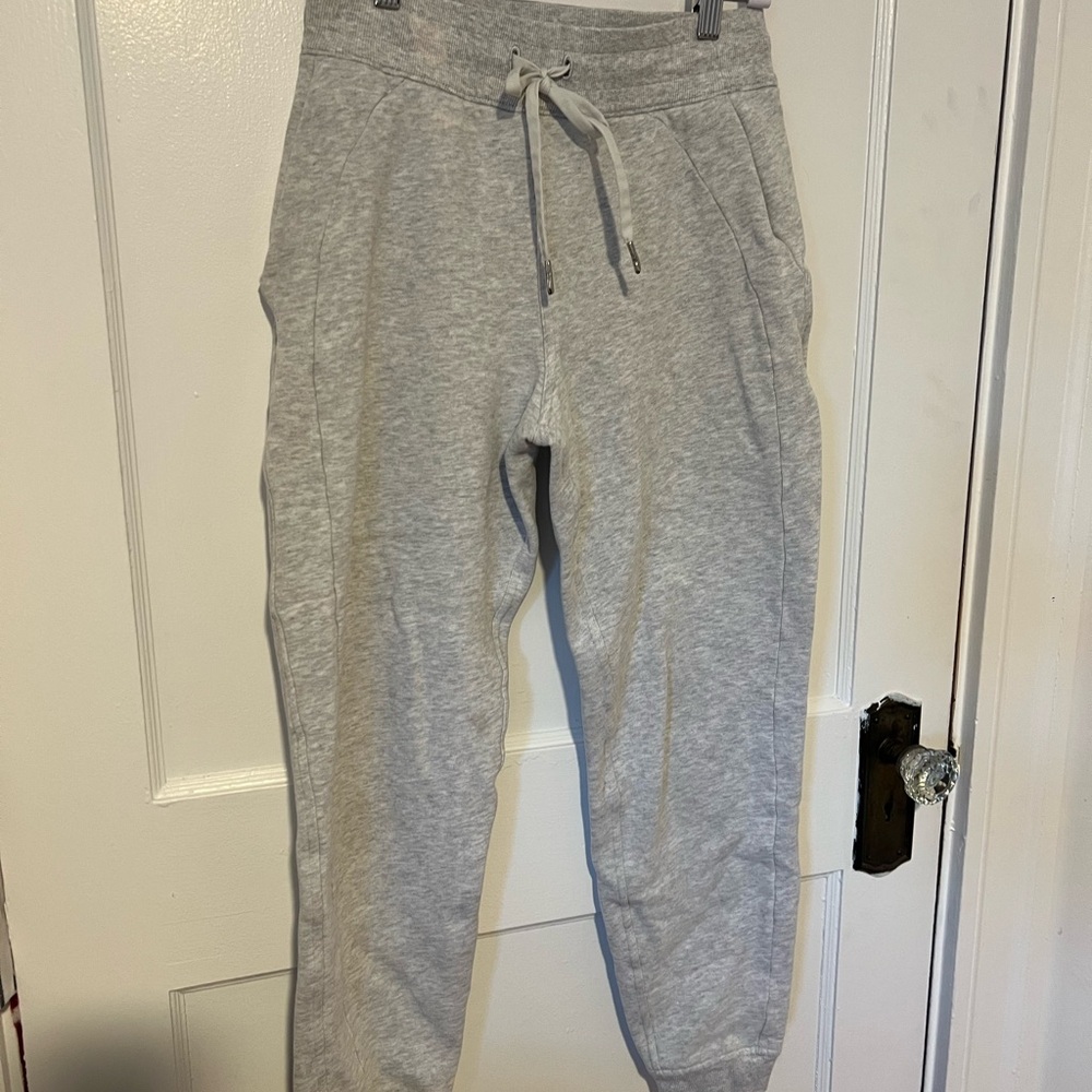 Woman’s lululemon scuba joggers